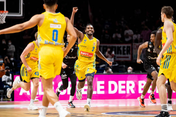 她连续6场 她连续6场